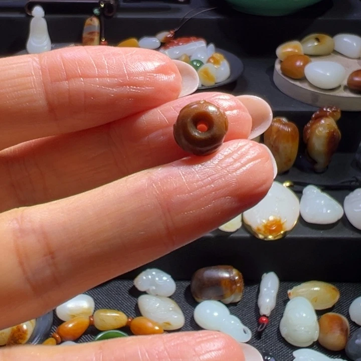 朱***建和田玉（黄玉）未镶嵌颈饰