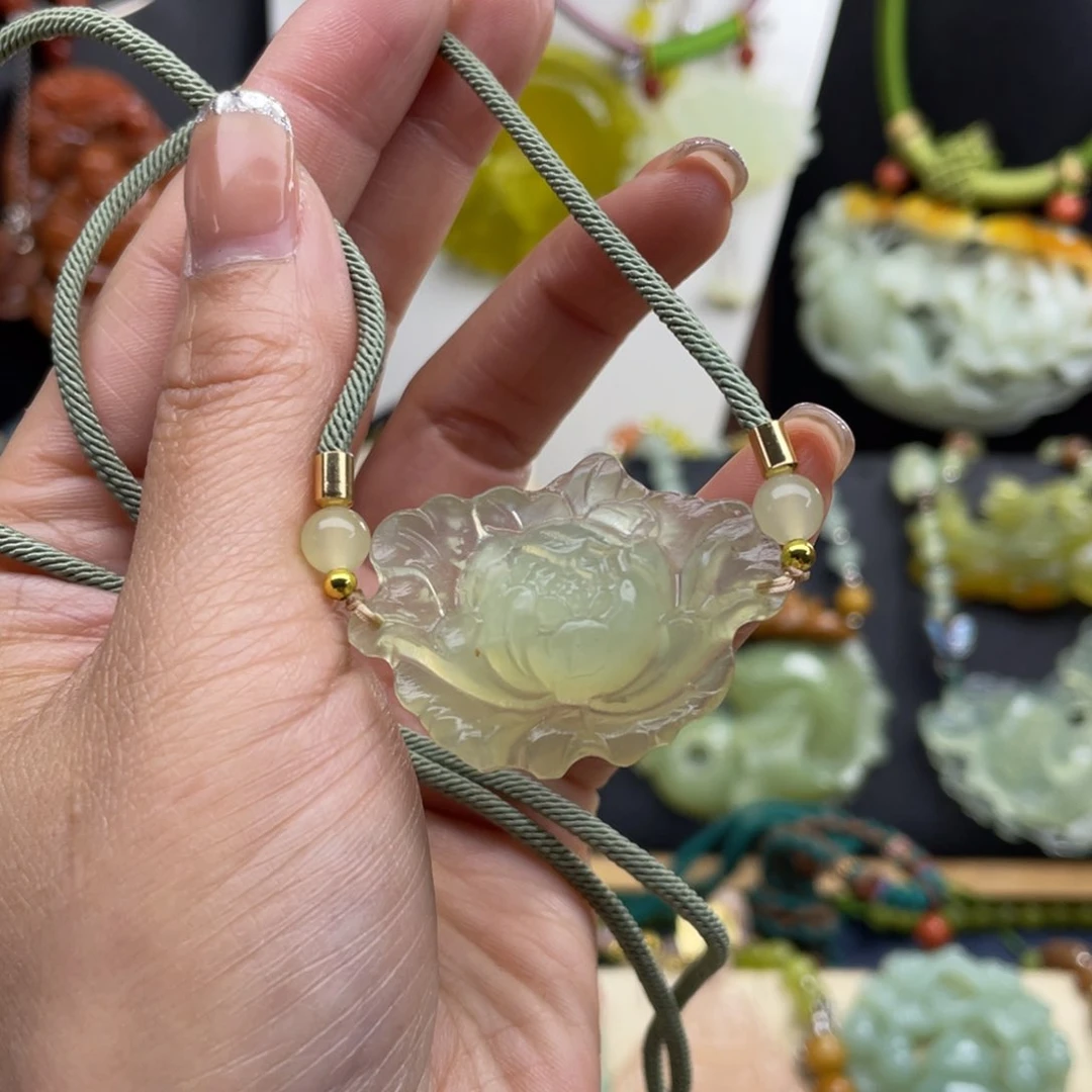 蛇纹石玉未镶嵌颈饰