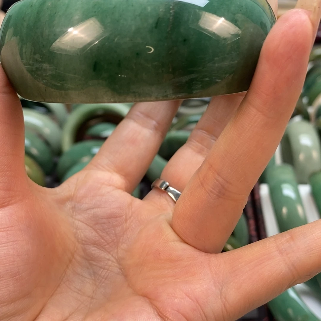 谢***婉石英质玉未镶嵌手镯