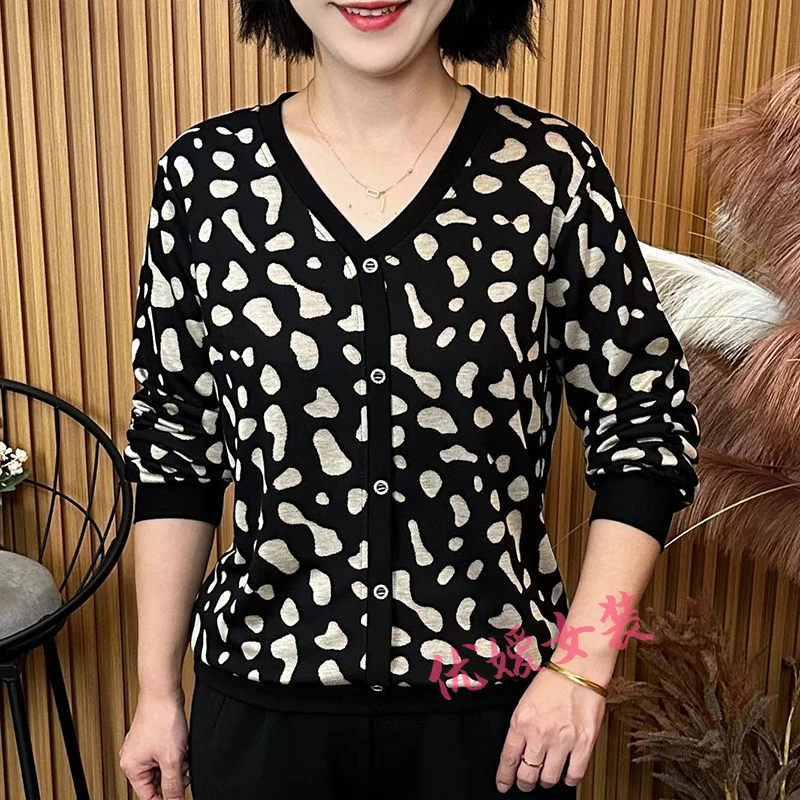 妈妈装秋季时尚V领套头百搭宽松显瘦遮肚洋气中老年女装长袖上衣