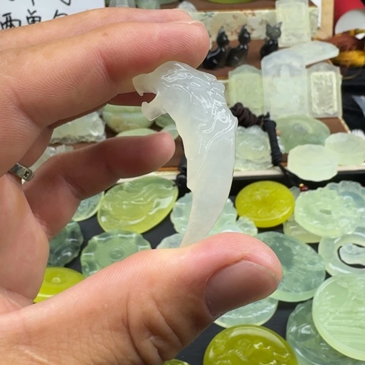 好***喵蛇纹石玉未镶嵌颈饰