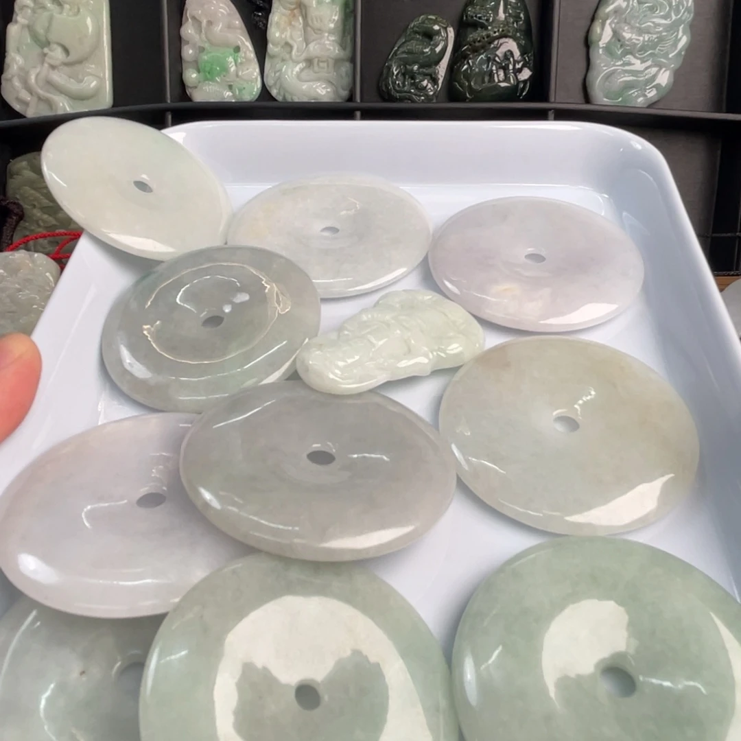 龙***艺翡翠未镶嵌吊坠(不含链)微瑕（介意勿拍）