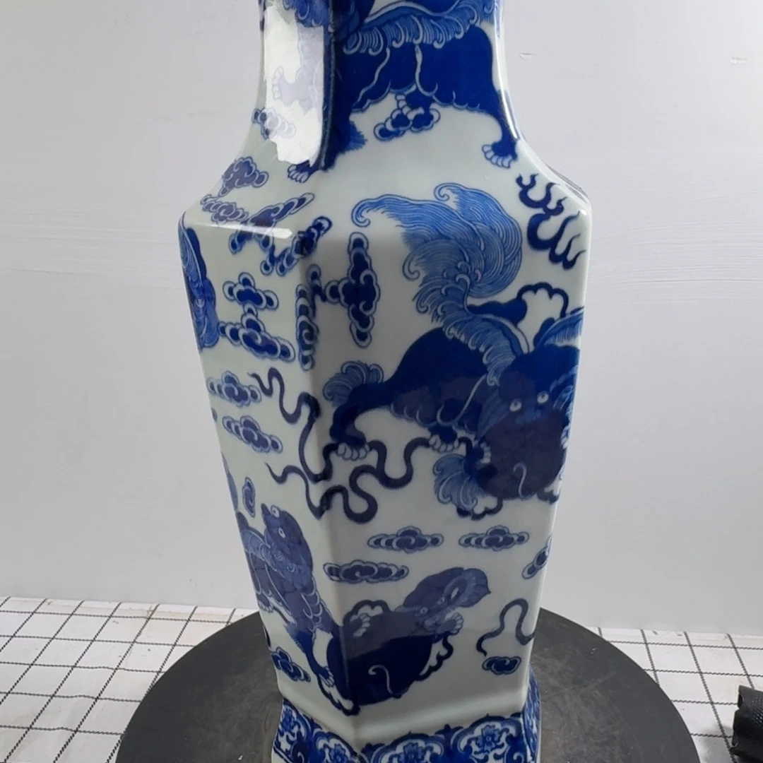 波***瓶青花狮子纹陶瓷瓶