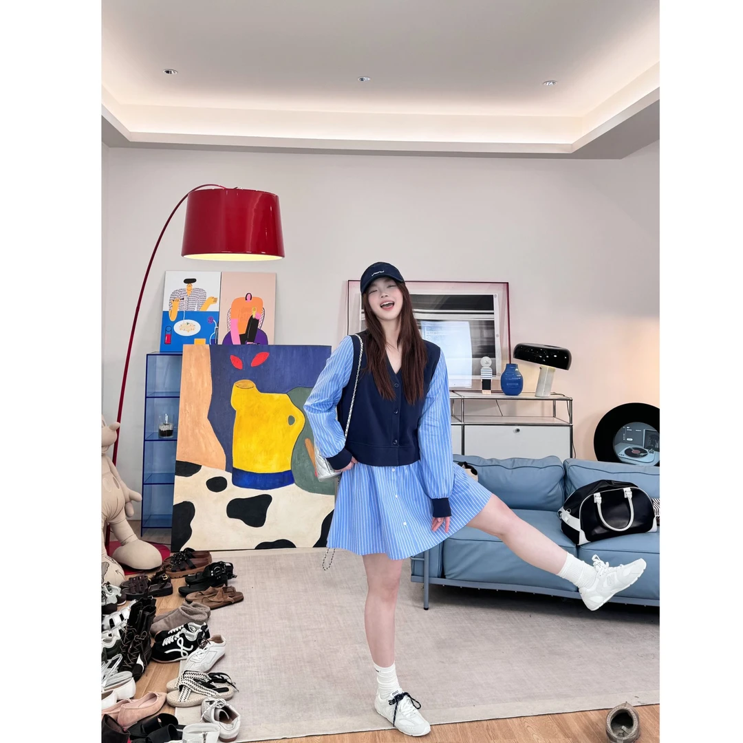 晶咕【目光捕手】竖条纹拼接藏青针织V领马甲假两件长袖连衣裙