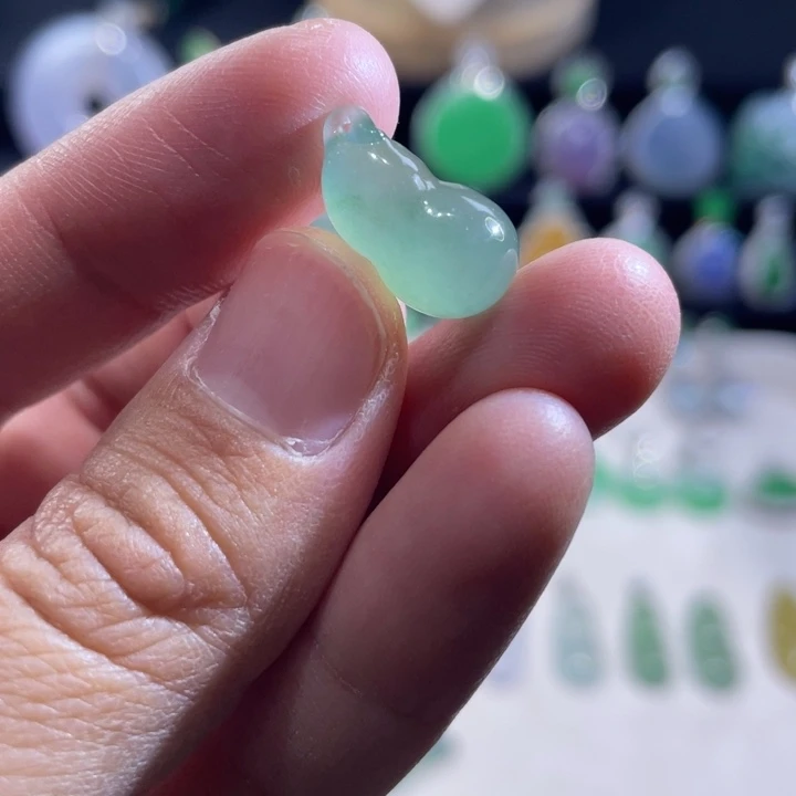 翡翠未镶嵌颈饰葫芦