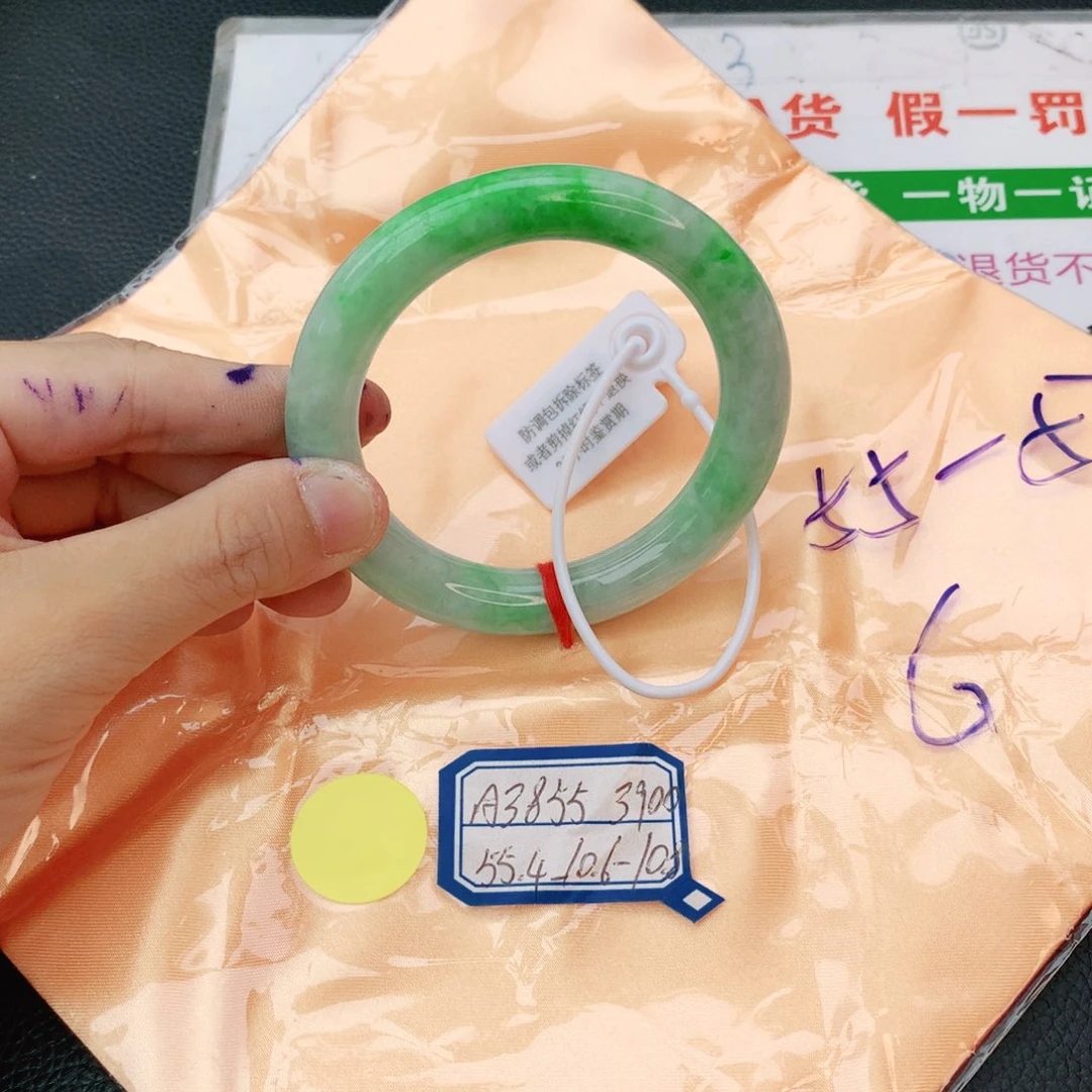 翡翠手镯未镶嵌翡翠