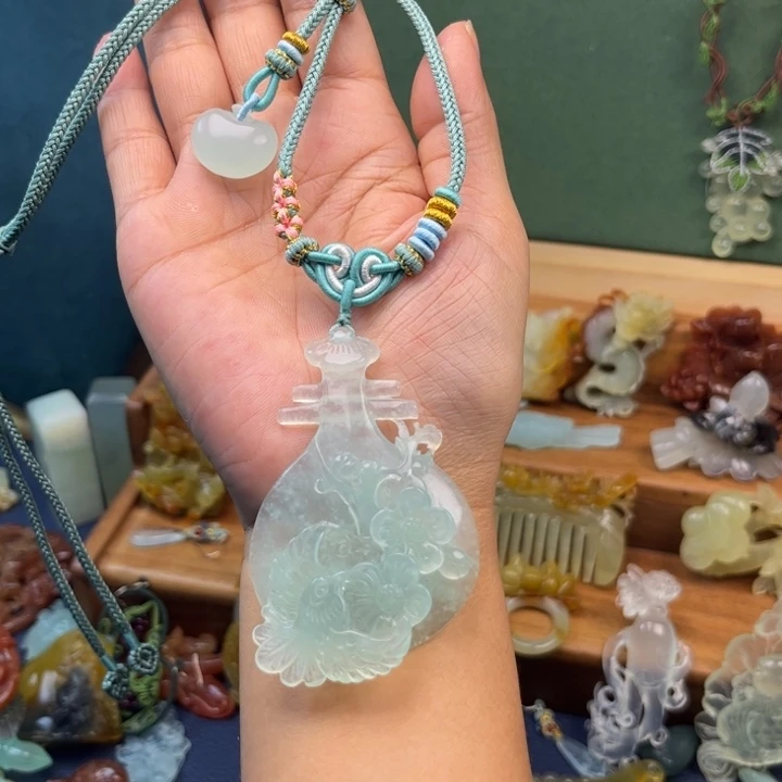 白****蛇纹石玉合金吊坠