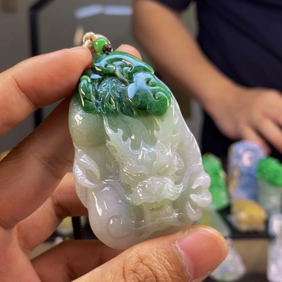 翡翠未镶嵌颈饰龙牌