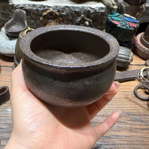 金属香炉素香炉一个。