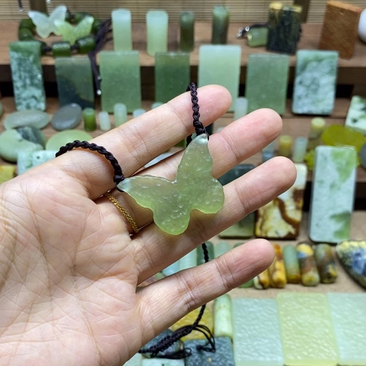 蛇纹石玉未镶嵌颈饰