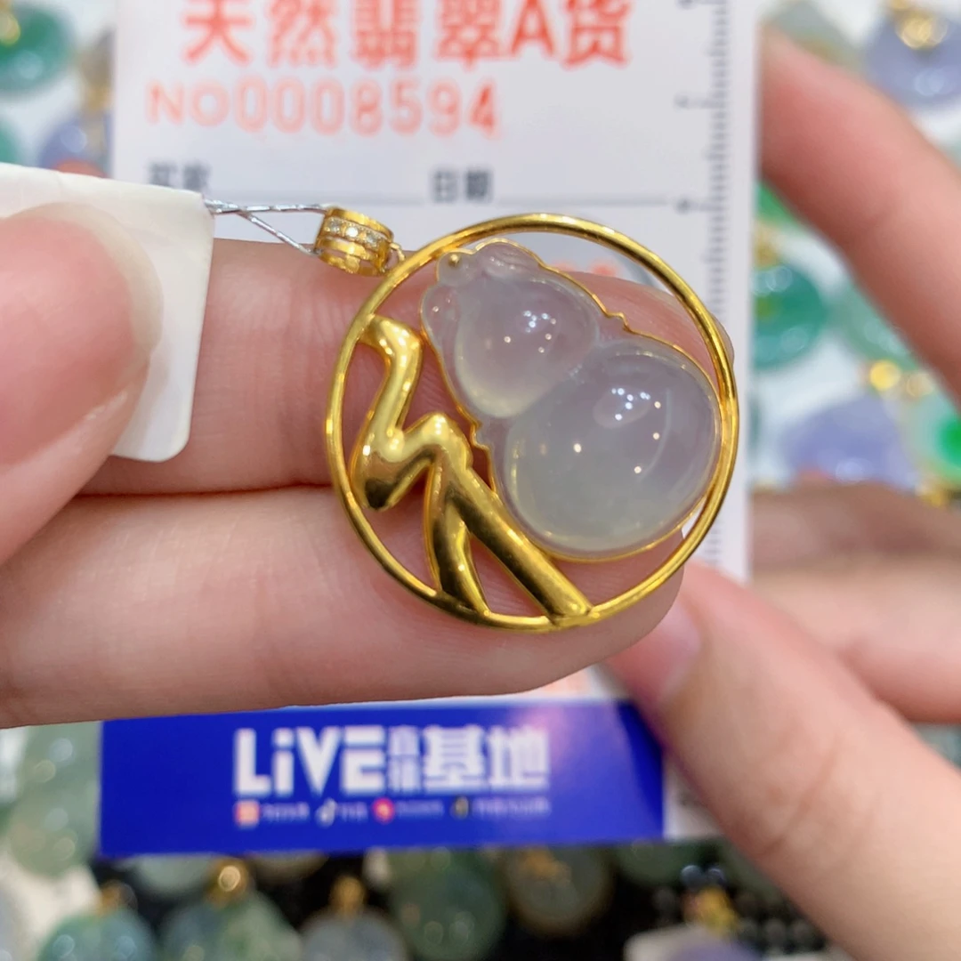 翡翠18K金镶嵌颈饰葫芦