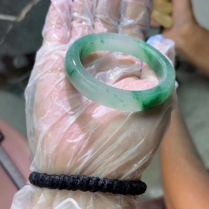 石英质玉手镯未镶嵌小*蔓定制