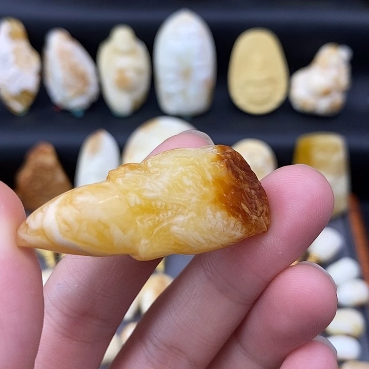 裸石琥珀未镶嵌龙牙a185