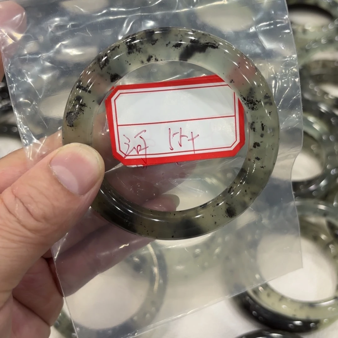 蛇纹石玉手镯未镶嵌步***?