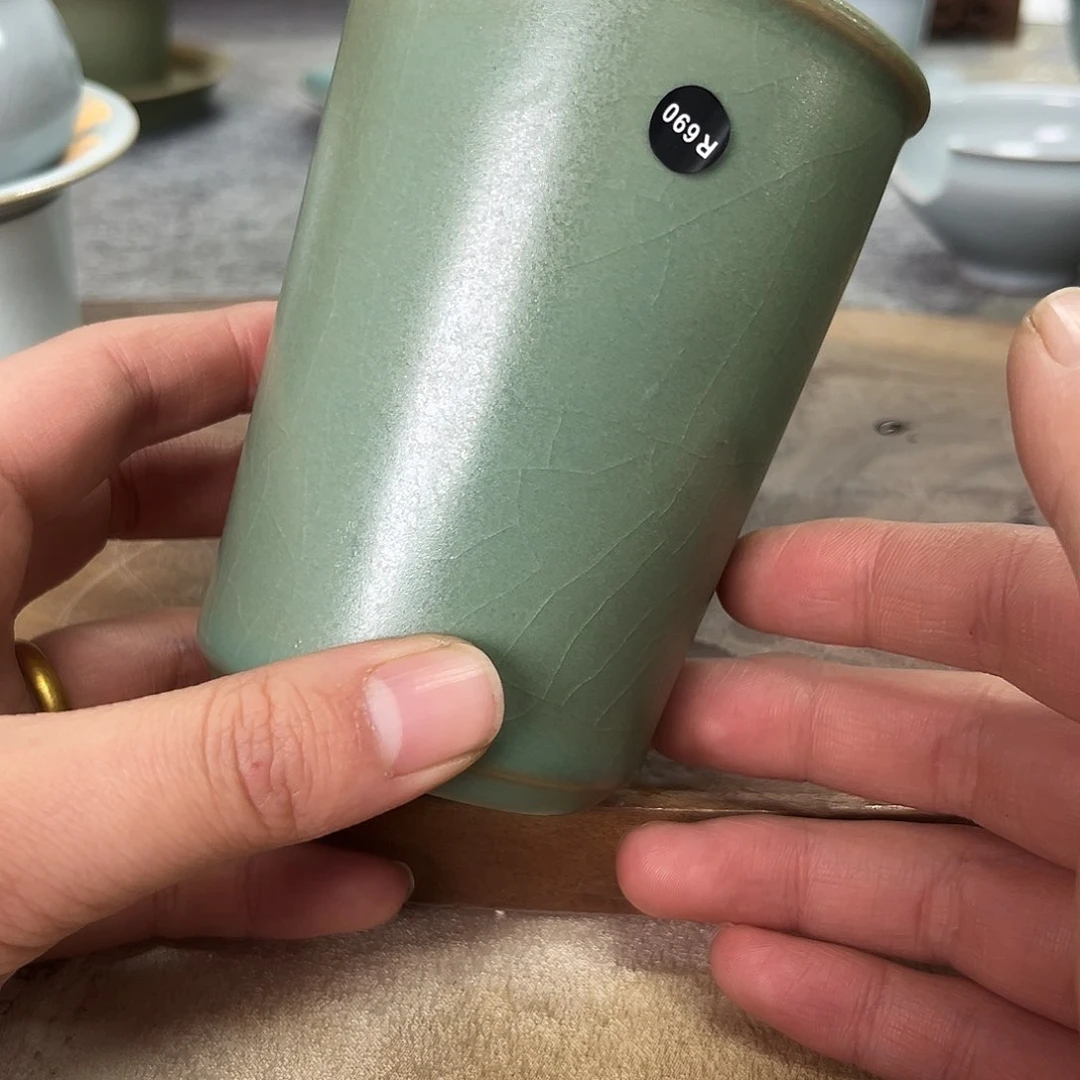 杯仿古老绿釉，二级品失圆