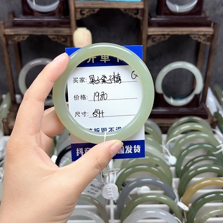 果***糖和田玉未镶嵌手镯