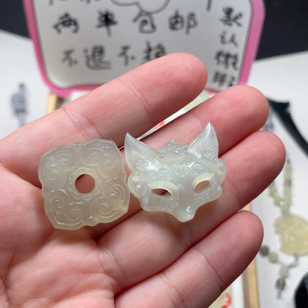 逸***君未镶嵌蛇纹石玉颈饰