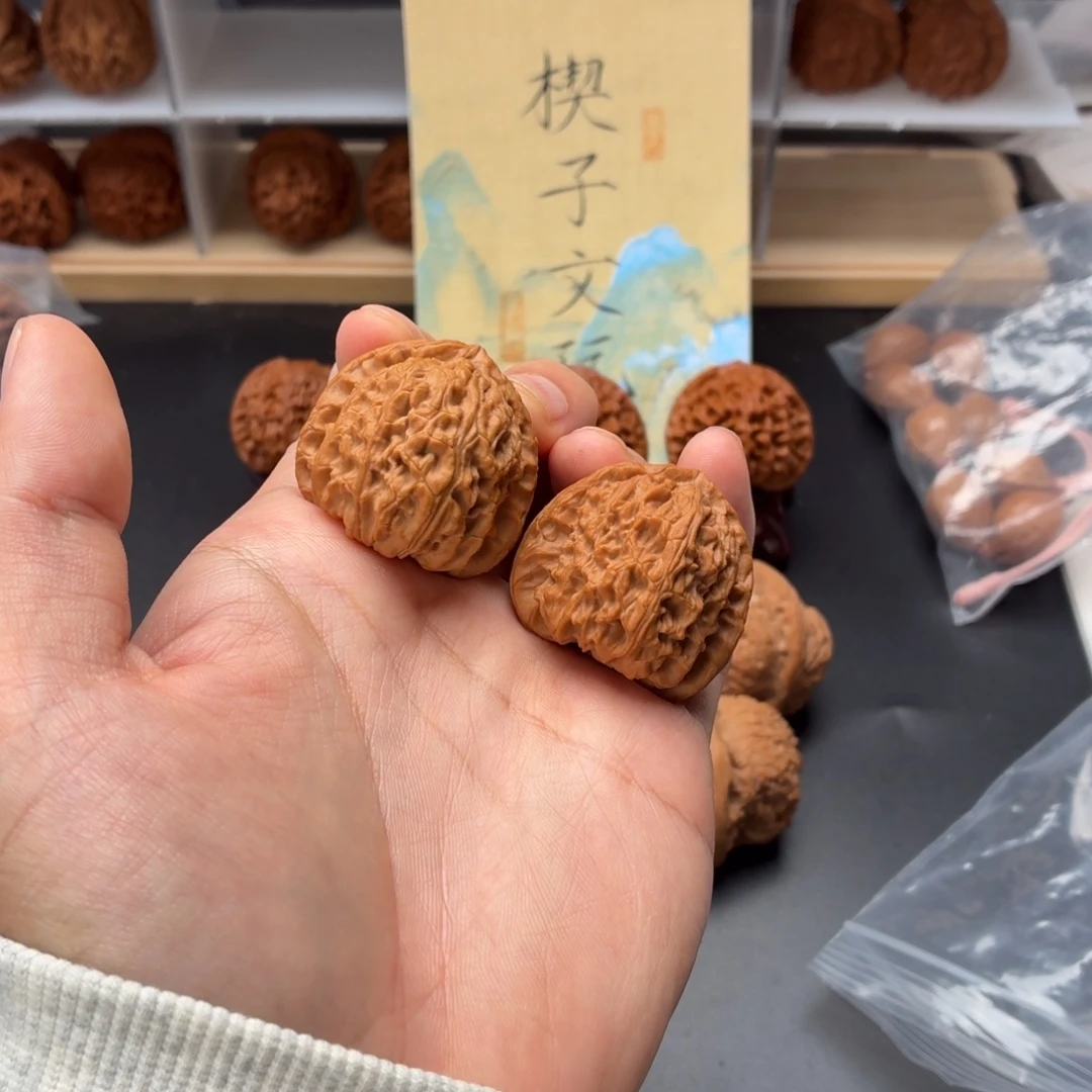 文玩核桃把件三角白36（微微蹭）