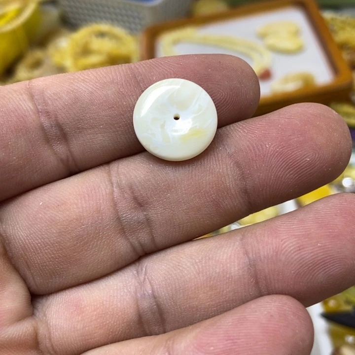 蜜蜡未镶嵌裸石吊坠