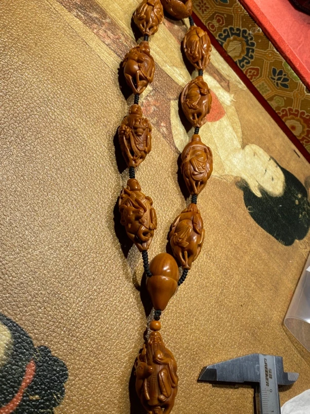 橄榄核骑兽八仙贺寿 【尺寸】1.9×3.9 【作者】钟静峰