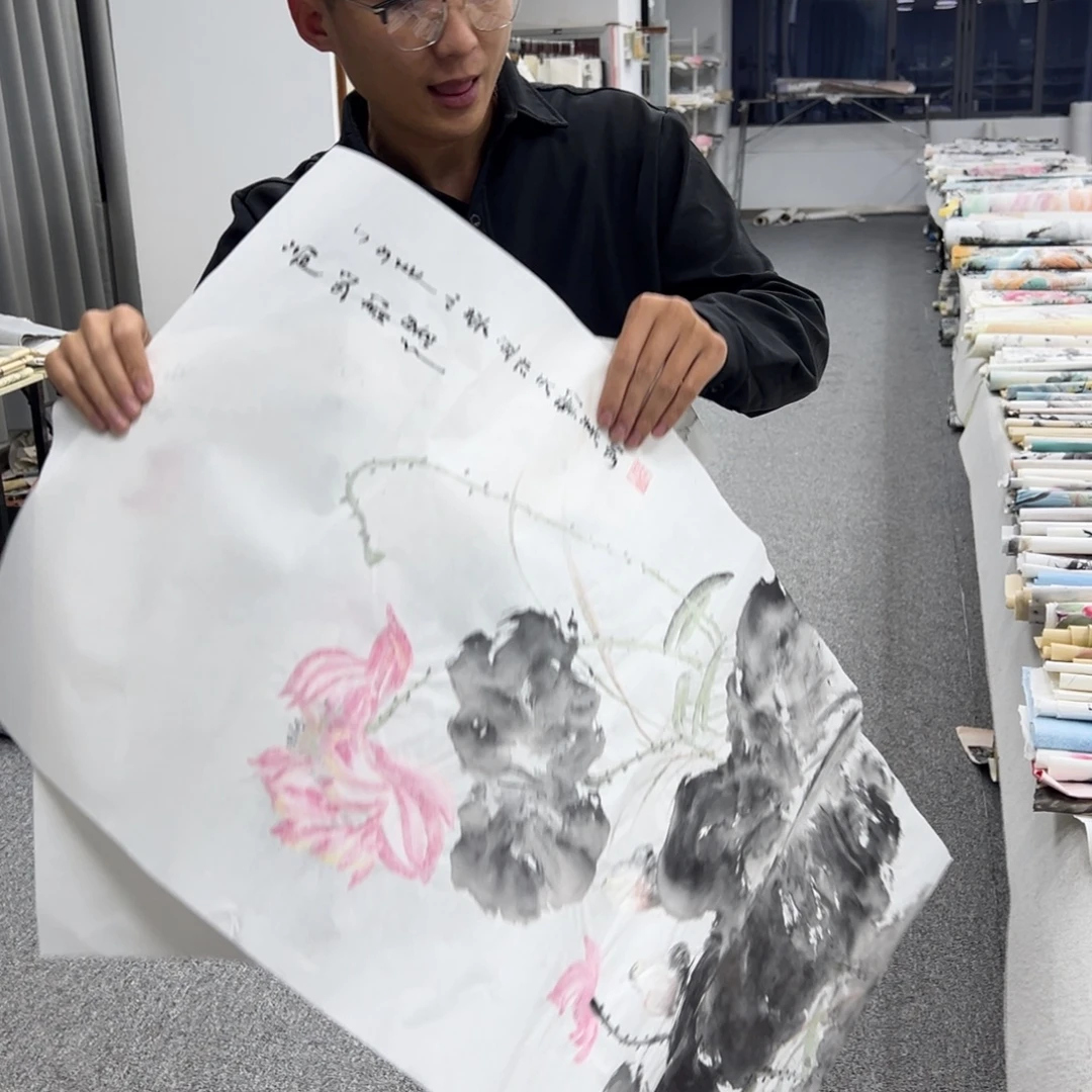 国画卖字画的小男孩