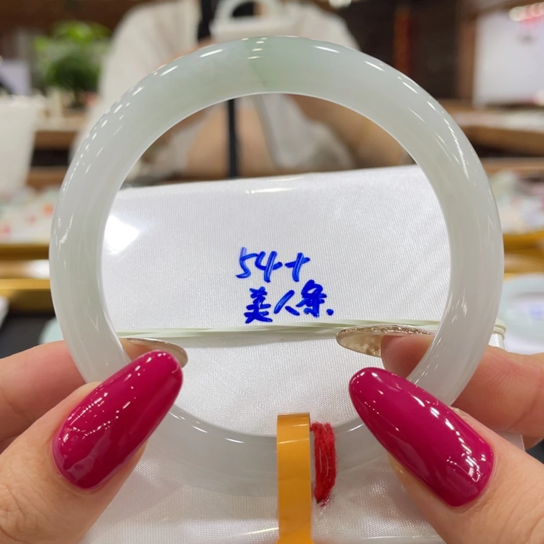 翡翠手镯未镶嵌翡翠