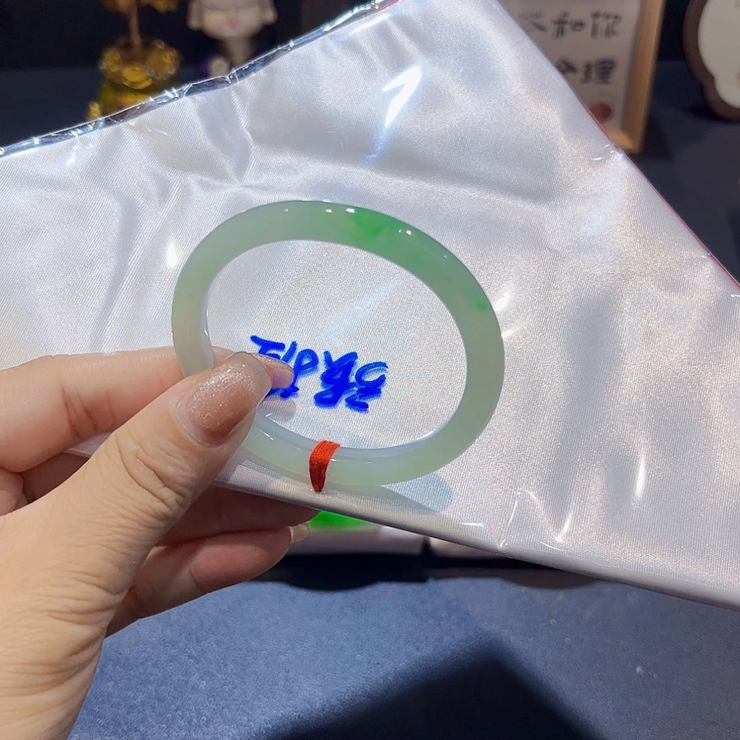 翡翠手镯未镶嵌翡翠手镯