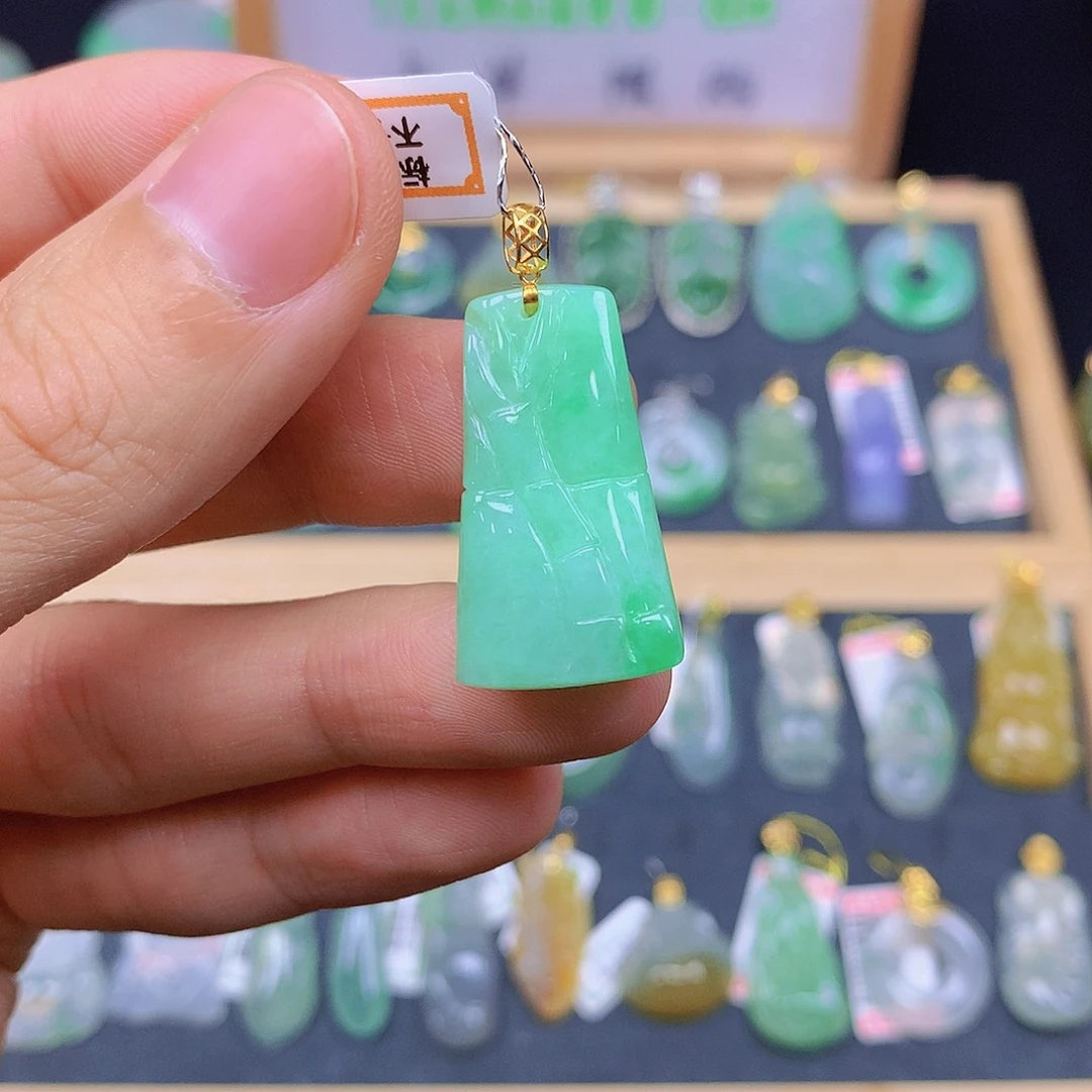 翡翠18K金镶嵌颈饰翡翠