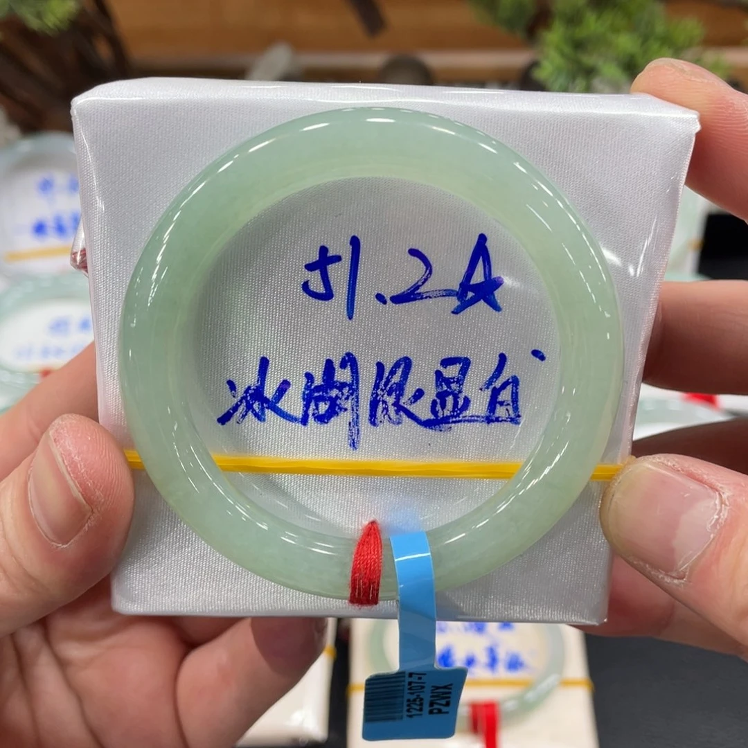 翡翠手镯未镶嵌翡翠