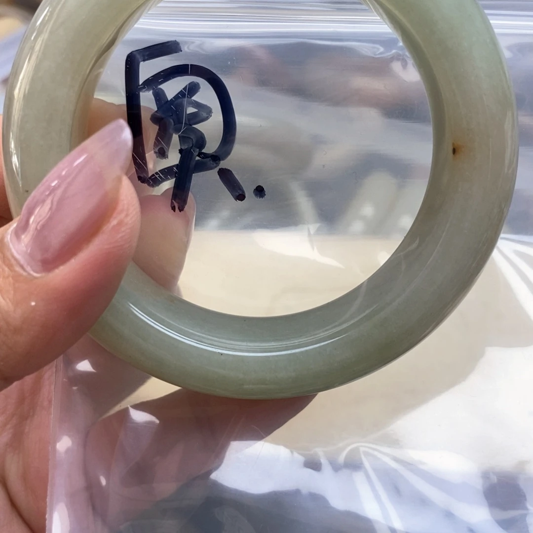 石英质玉手镯未镶嵌比****?