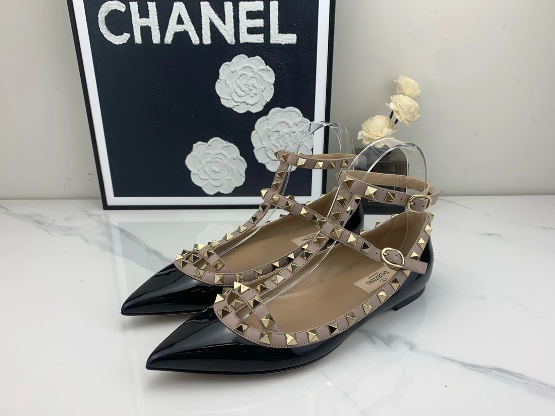 95新 Valentino/华伦天奴 黑色漆皮低跟鞋 37.5码/jm01037