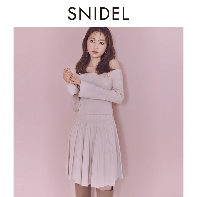 【粉丝专属】SNIDEL船领露肩喇叭袖胸针针织衫上衣SWNT245229