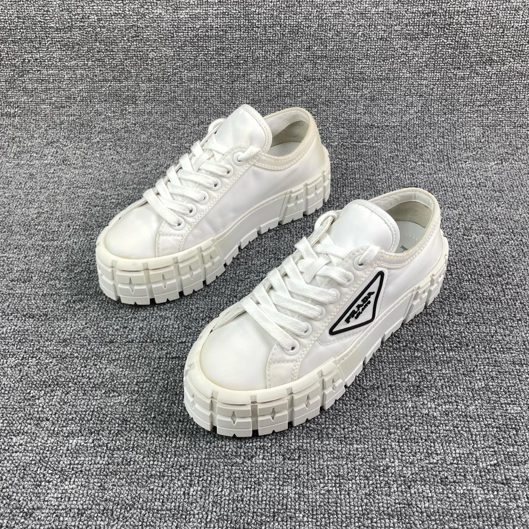 95新 Prada/普拉达 白色厚底饼干鞋 36.5码