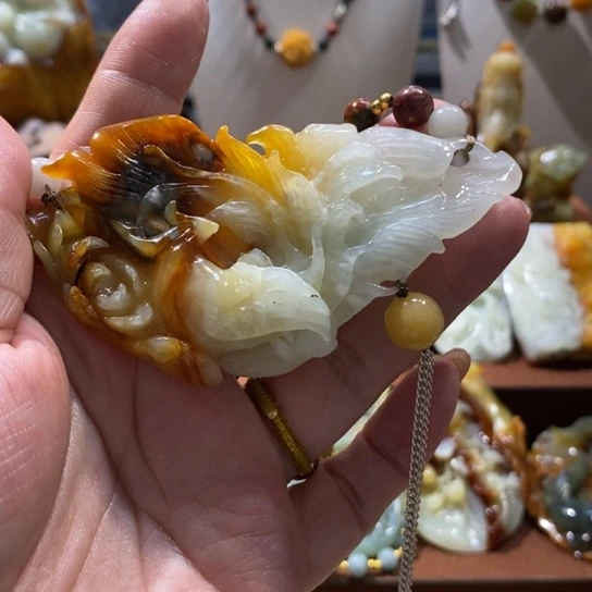 蛇纹石玉未镶嵌颈饰
