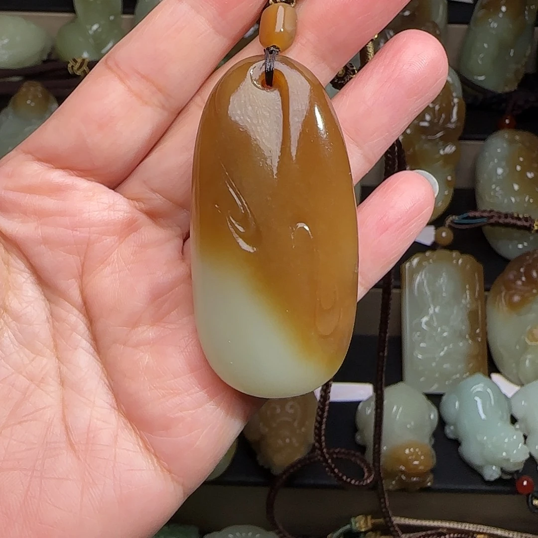 绪***军和田玉未镶嵌颈饰