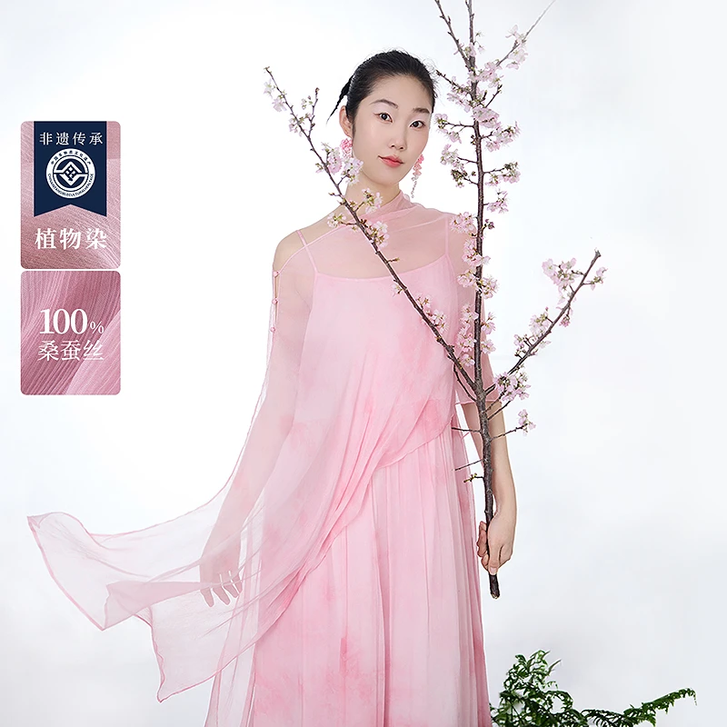 生活在左2025春桑蚕丝披肩粉色植物染百搭气质围巾X2931178B