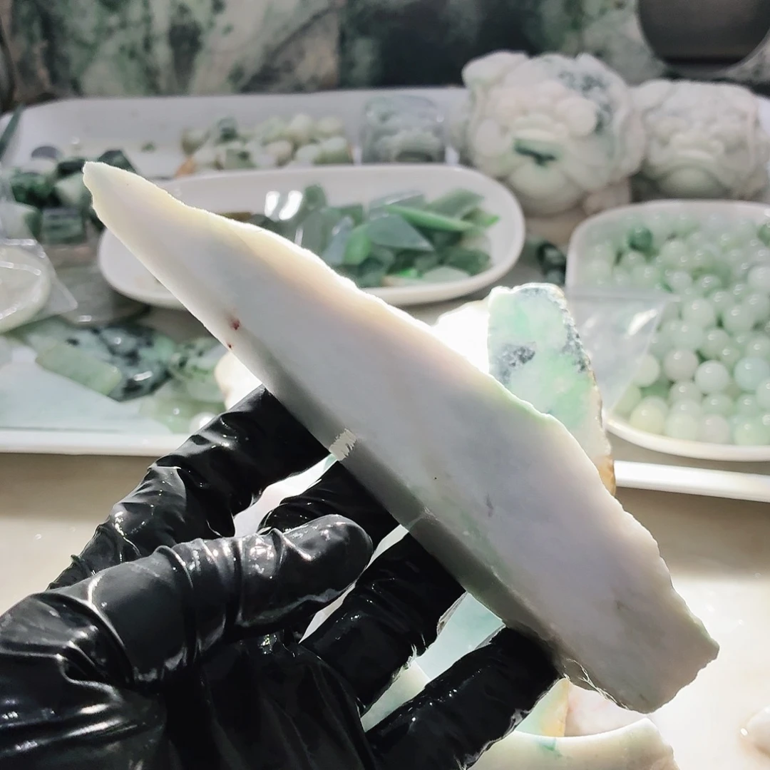 翡翠未镶嵌颈饰边角料