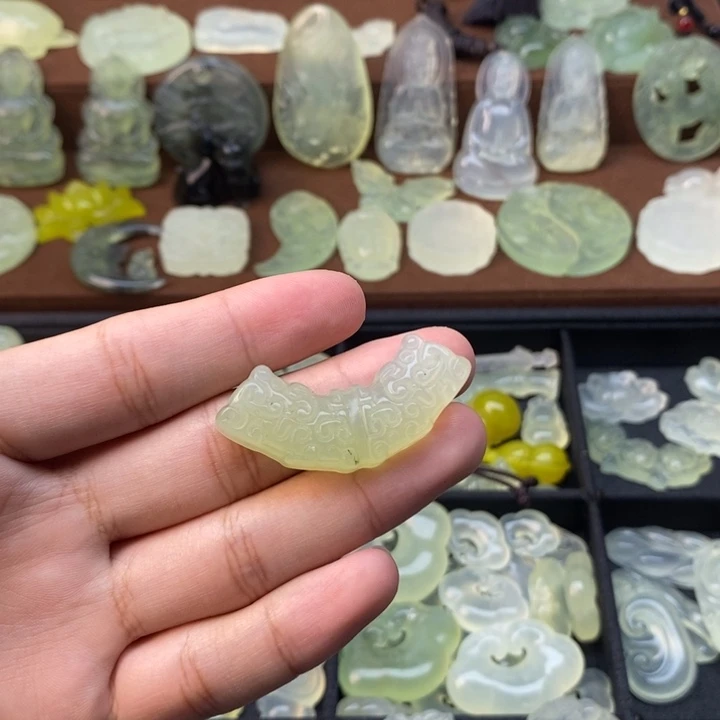 未镶嵌蛇纹石玉颈饰