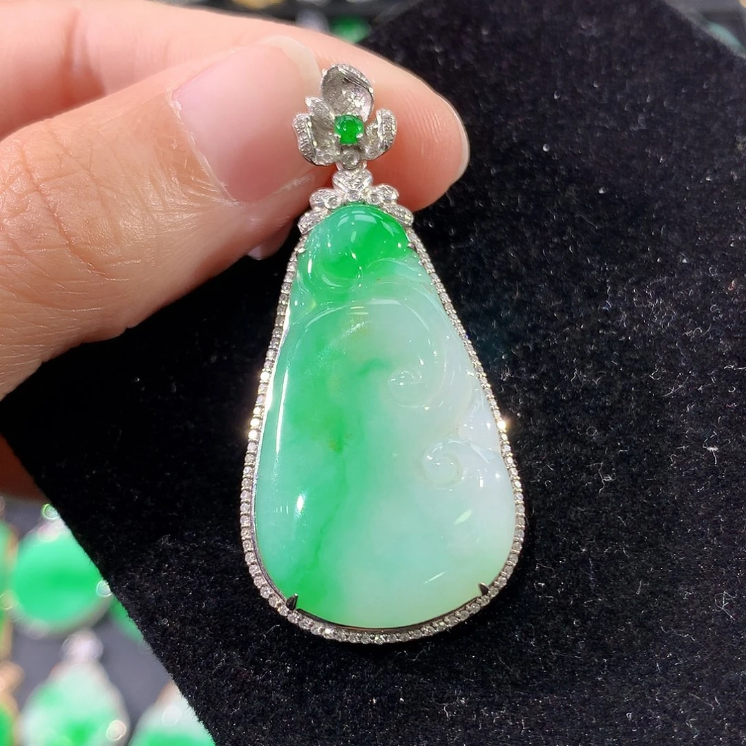 翡翠18K金镶嵌颈饰