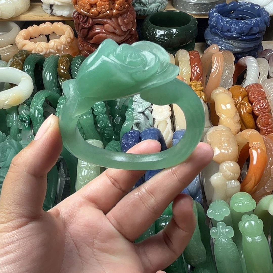 石英质玉未镶嵌雕花手镯56圈口