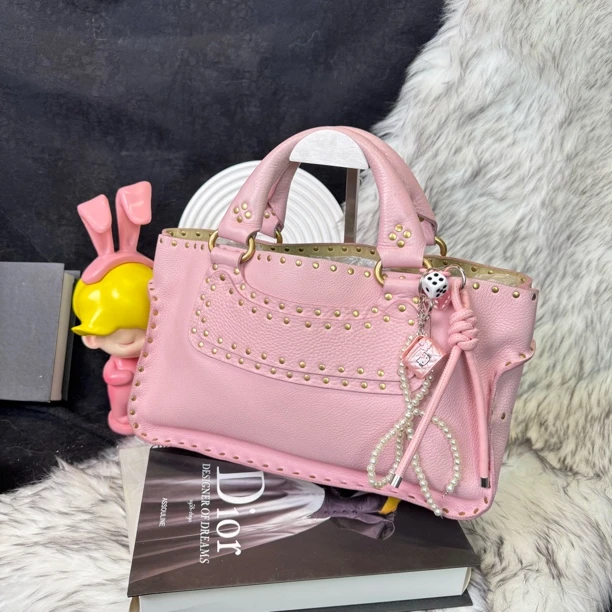 95新 Celine/思琳 粉色软皮铆钉手提包