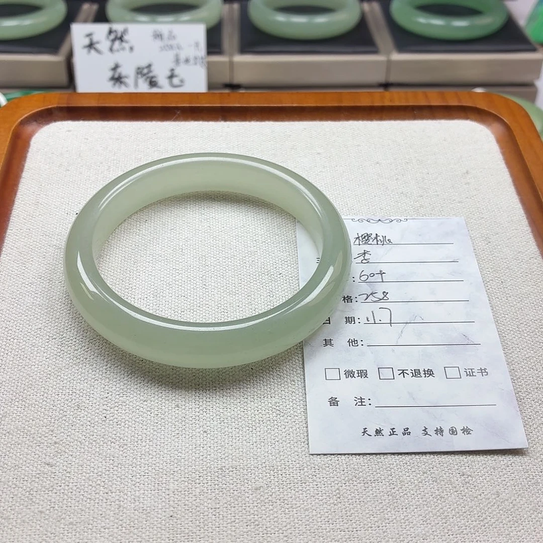 ****石英质玉未镶嵌手镯