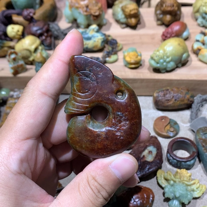 未镶嵌岫岩河磨玉（透闪石质玉）挂件