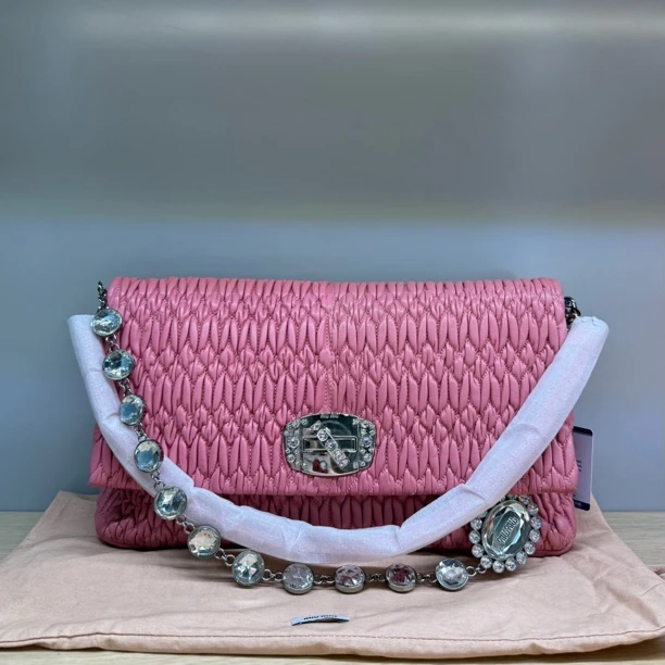 95新 MIU MIU/缪缪 粉色褶皱中号宝石链单肩包