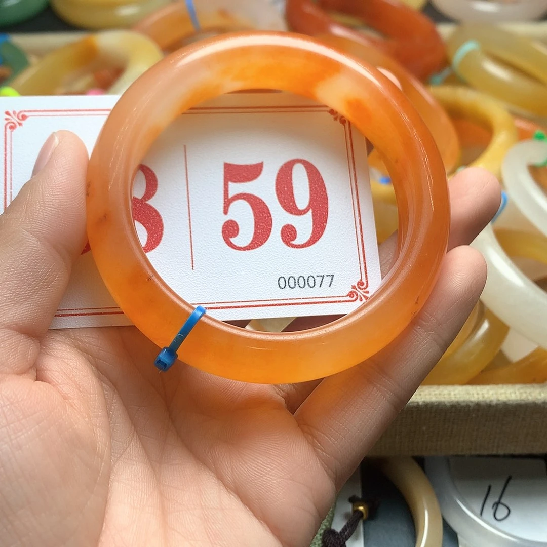 未镶嵌石英质玉（黄龙玉）手镯