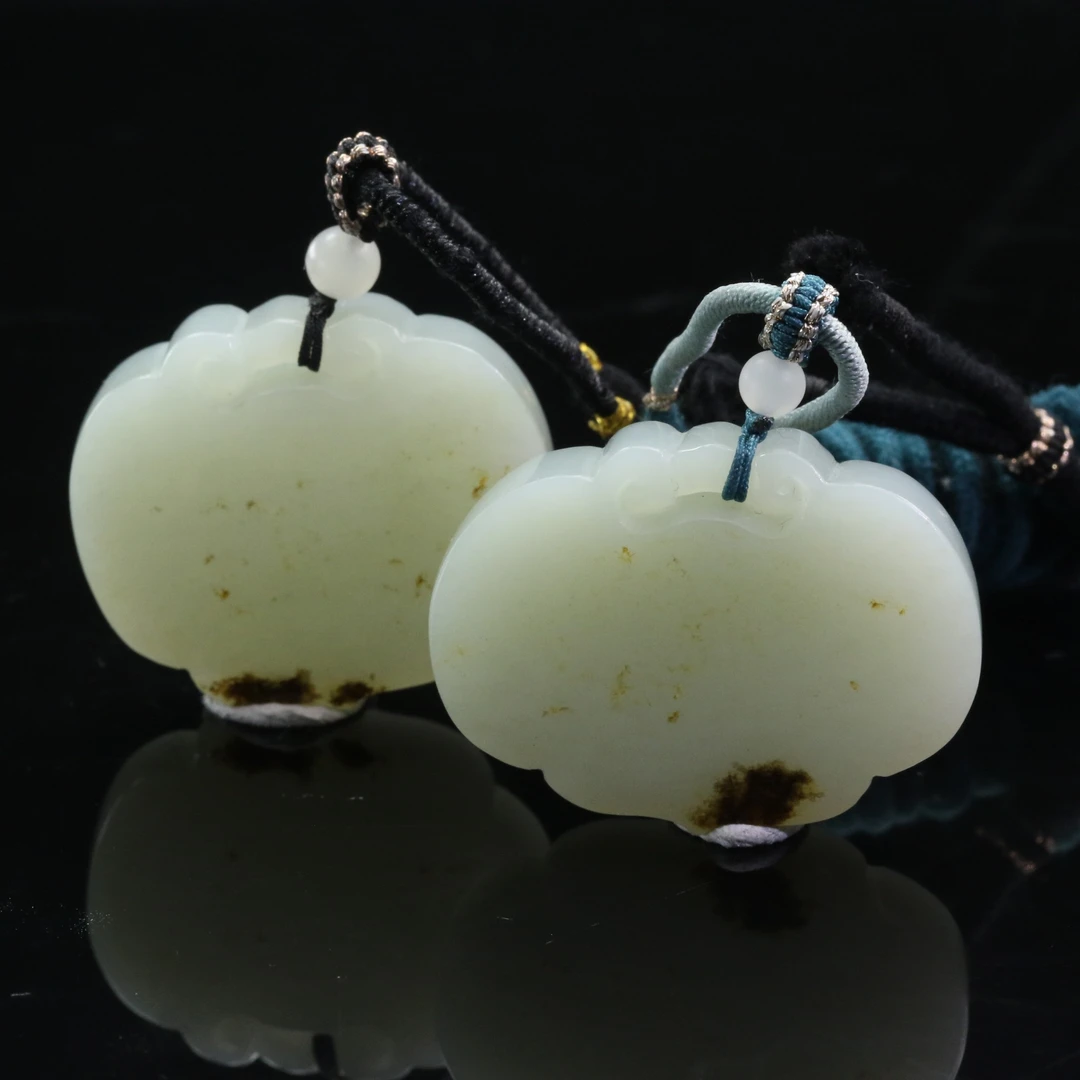 11和田玉平安锁吊坠一对/301339保利厦门拍卖