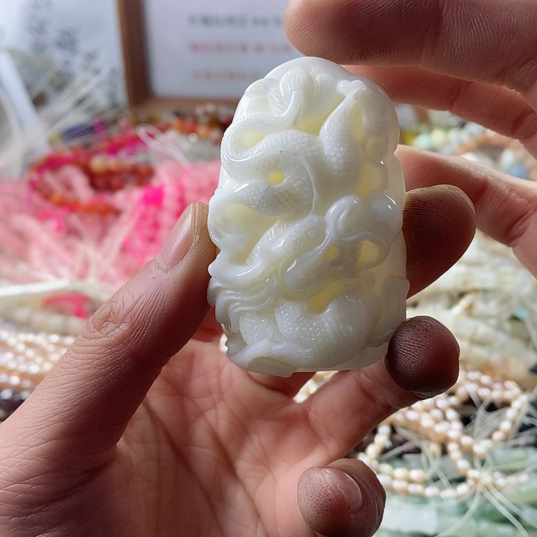 玛瑙/玉髓珠宝半成品未镶嵌一个天然大白车贝壳雕刻龙