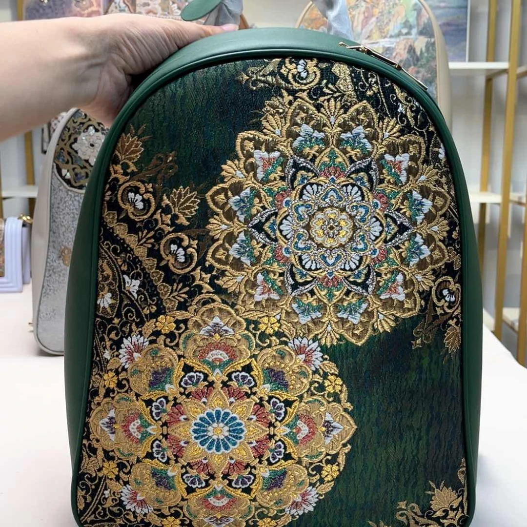 拨***空织绣高定直播间。
