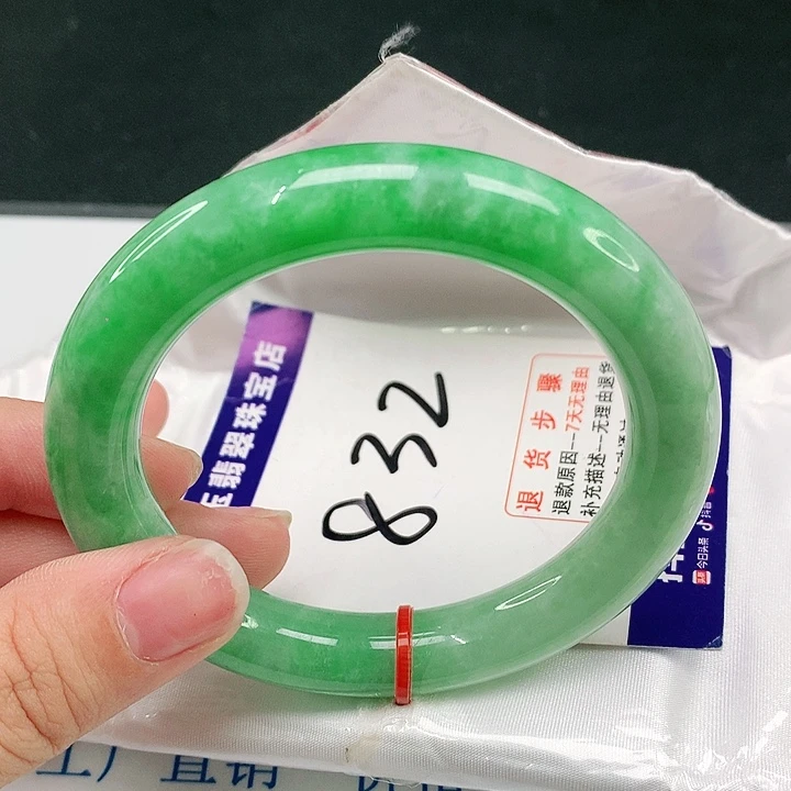 翡翠手镯未镶嵌翡翠