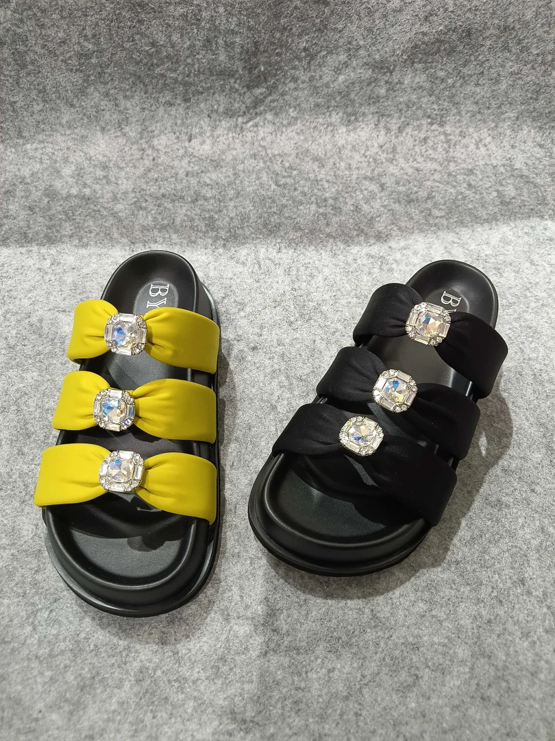 2025年品牌女鞋夏季新款时尚厚底一字拖鞋水钻舒适休闲凉拖超轻底